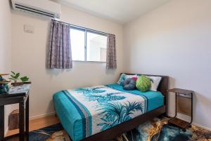 En eller flere senge i et værelse på Ufu Wana Villa Nakijin