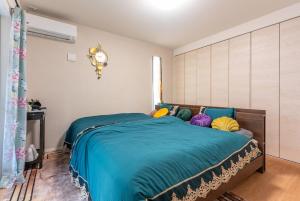 En eller flere senge i et værelse på Ufu Wana Villa Nakijin