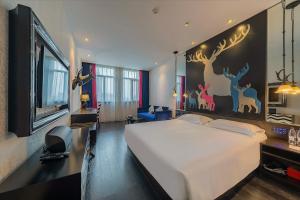 Giường trong phòng chung tại Orange Hotel Shanghai Changfeng Park