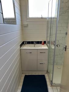 Canberra Hospital Locum Welcome Entire Family Home في Phillip: حمام صغير مع حوض ودش