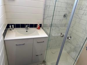 Canberra Hospital Locum Welcome Entire Family Home في Phillip: حمام مع حوض ودش