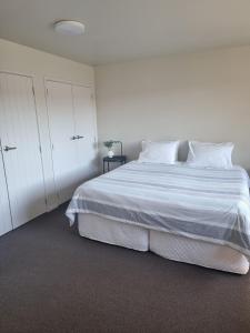 Ένα ή περισσότερα κρεβάτια σε δωμάτιο στο Bethlehem Apartment