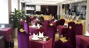 Lavande Hotel Xian Xiaozhai Subway Station Dayanta Branch في شيان: غرفة طعام مع طاولات أرجوانية وكراسي أرجوانية