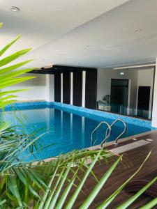 Бассейн в Zameen Aurum Gulberg, Luxury Apartment by MG или поблизости