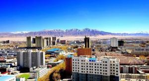 a view of a city with mountains in the background at James Joyce Coffetel Golmud Huaxing Plaza Branch in Golmud