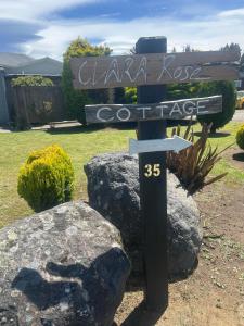 uma placa que diz claza beijo corte rosto em uma pedra em Clara Rose Apartment em Waiouru