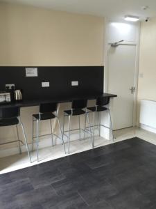 czarny blat z stołkami barowymi w pokoju w obiekcie Edinburgh West Side Hostel w Edynburgu