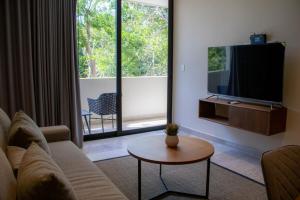 Una televisión o centro de entretenimiento en Peregrina Tulum 202B 1BR Condo