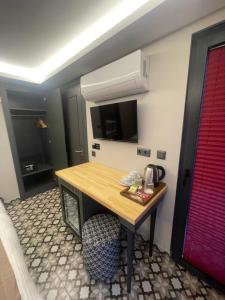 TV a/nebo společenská místnost v ubytování Artelist Hotel