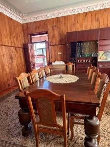 a dining room with a wooden table and chairs at Baias Wine in Bagdatʼi