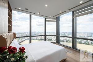 a bedroom with a bed with red roses on it at The Majesty Landmark 81 Residence in Ho Chi Minh City