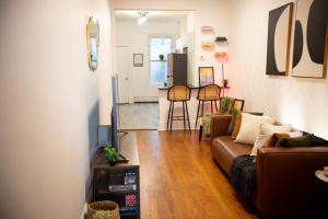 Posezení v ubytování A Luxury Apartment in the Heart of Hoboken