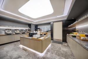 Η κουζίνα ή μικρή κουζίνα στο JI Hotel Nanjing Xuanwu Lake West Road