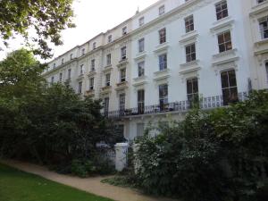 Großes weißes Gebäude mit Balkon in der Unterkunft Wedgewood Hotel in London