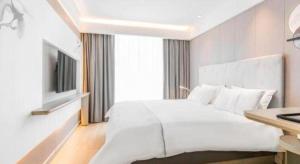 Una televisión o centro de entretenimiento en Magnotel Hotel Huangshan Scenic Area Transfer Center 85 fotos más