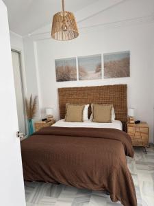 Postel nebo postele na pokoji v ubytování Casa Hibiscus Marbella