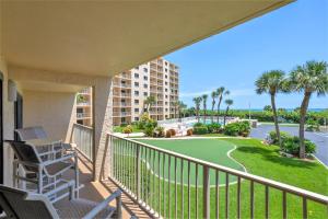 een balkon met stoelen en uitzicht op de oceaan bij Canaveral Towers 401 in Cape Canaveral