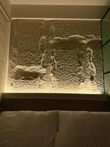 un dipinto dell'oceano in una stanza con un divano di The UrbanNest - 1BR mountain view condo at Marina Spatial a Piapi