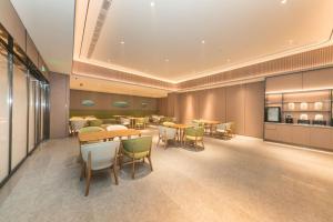 南京全季南京江宁东南大学酒店的一间有桌椅的餐厅