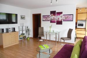 sala de estar con sofá y mesa en Ferienwohnung Renner, en Burghausen