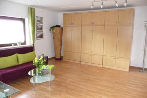 sala de estar con sofá y mesa en Ferienwohnung Renner, en Burghausen