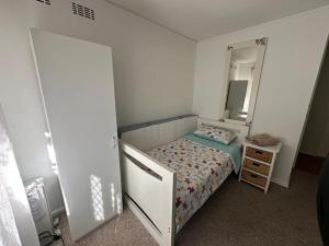 Canberra Hospital Locum Welcome Entire Family Home في Phillip: غرفة نوم صغيرة مع سرير ومرآة
