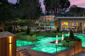 een zwembad in een resort 's nachts bij Hotel Mioni Pezzato in Abano Terme