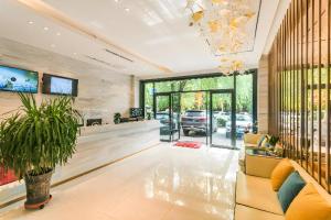 a living room with a couch and a car dealership at City Comfort Inn Lhasa Potala Palace Scenic View in Lhasa
