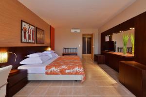 Postel nebo postele na pokoji v ubytování Pestana Tropico Ocean & City Hotel + 36 fotografií