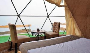 O zonă de relaxare la Astro Orchard Glamps and Hostels