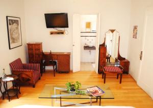 a living room with a couch and chairs and a table at Stella Bed & Breakfast in Mexico City