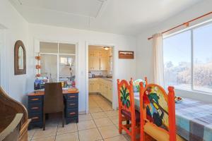 una cucina e una sala da pranzo con tavolo e scrivania di Free Chick-fil-A & Starbucks! Fairview Hideaway! a Farmington Altre 20 foto