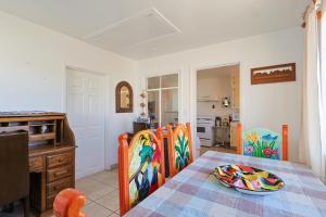 una sala da pranzo con tavolo e sedie e una cucina di Free Chick-fil-A & Starbucks! Fairview Hideaway! a Farmington