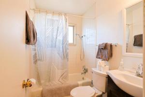 un bagno con doccia, WC e lavandino di Free Chick-fil-A & Starbucks! Fairview Hideaway! a Farmington