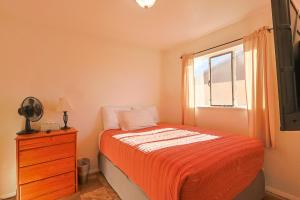 una piccola camera da letto con un letto e una finestra di Free Chick-fil-A & Starbucks! Fairview Hideaway! a Farmington