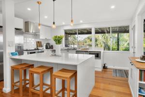 Kuchyň nebo kuchyňský kout v ubytování SaltNest - A calm and modern retreat by the sea