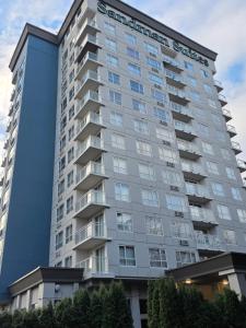 un edificio de apartamentos alto con muchas ventanas en Sandman Suites Surrey - Guildford, en Surrey