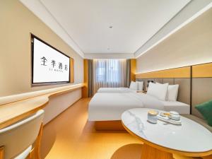 Postel nebo postele na pokoji v ubytování JI Hotel Hangzhou Xiasha Jinsha Lake
