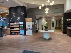 Una tienda con una mesa en medio de un vestíbulo. en Sandman Suites Surrey - Guildford, en Surrey