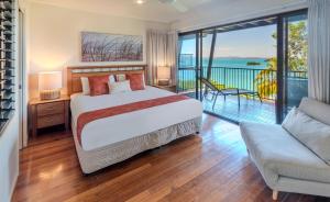 Giường trong phòng chung tại Panorama 5 & Free Buggy Hamilton Island +17 ảnh