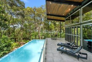 Бассейн в Belle Escapes Rainforest Shore или поблизости