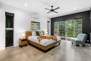 Кровать или кровати в номере Belle Escapes Rainforest Shore +51 фотография