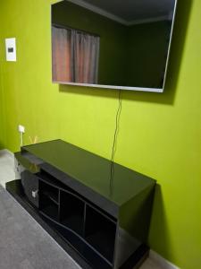 Μια τηλεόραση ή/και κέντρο ψυχαγωγίας στο Cosy Cottage Apartments ,Area L