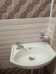 Un baño de RADHIKA P guest house 52 fotos más