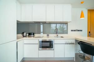 Η κουζίνα ή μικρή κουζίνα στο Oceanstone Condo 2 bedrooms BangTao Laguna