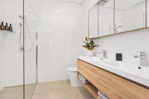 Koupelna v ubytování SaltNest - A calm and modern retreat by the sea + 42 fotografií