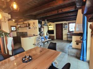 una cucina e una sala da pranzo con un tavolo di legno di Chalet Grande Cerise - vicino ad Aosta e Pila a Gressan