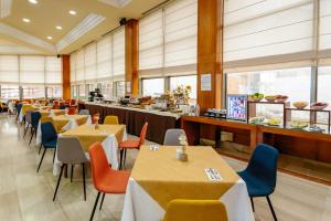 a restaurant with tables and chairs and a counter at Gran Hotel de Ferrol in Ferrol