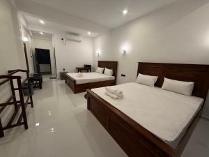 Postel nebo postele na pokoji v ubytování Mirissa Crown