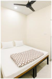 Ένα ή περισσότερα κρεβάτια σε δωμάτιο στο Hotel In Winter Residency Near Mahakaleshwar Jyotirlinga- Railway Station Ujjin - Paid Public Parking #Free Wifi - Best Prime Location Hotel +12 φωτογραφίες